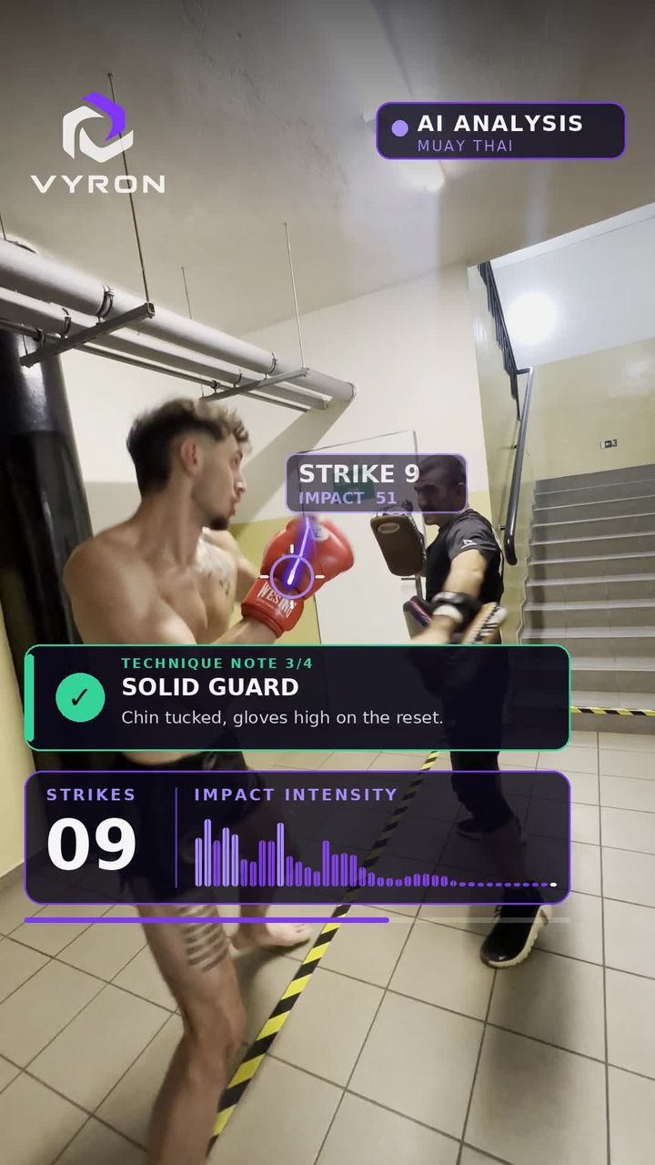 HUD s technickou poznámkou „Solid guard“ – brada schovaná, rukavice vysoko.
